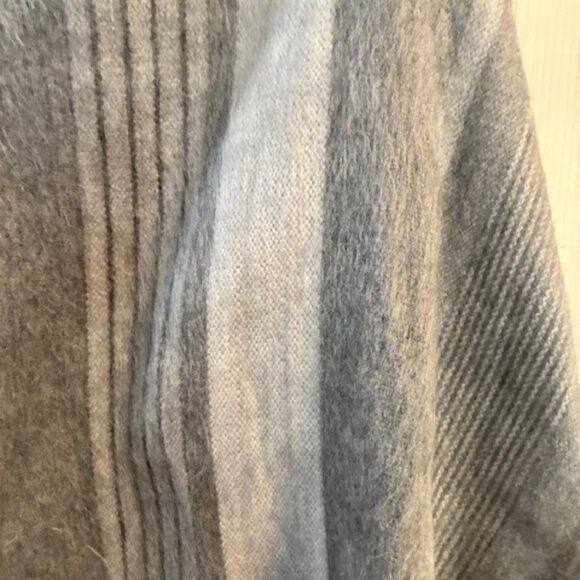 Unisex Large Grey Alpaca Scarf - EUC - Picture 5 of 10